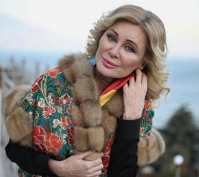 62-летняя Вика Цыганова решила быть предельно честной со своими поклонниками и открыто призналась, что её неувядающая красота — это не результат «огуречных масок», а профессиональная работа пластического хирурга.
