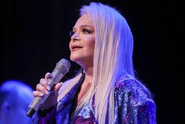 Певица Лариса Долина просила дать ей возможность еще несколько месяцев пожить в квартире в Хамовниках, проданной Полине Лурье. Об этом рассказала адвокат Светлана Свириденко. 🙏