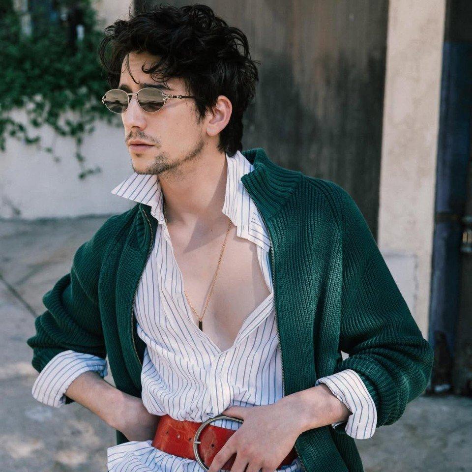 🎬 Майло Манхейм, который сыграет Флинна Райдера в игровой версии «Рапунцель», поделился новыми фото в своих соцсетях — и это просто идеальное внешнее попадание в героя ✨