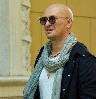 НЕ УЗНАТЬ! Почему неожиданный лысый бьюти-образ Сергея Безрукова спровоцировал шквал мемов