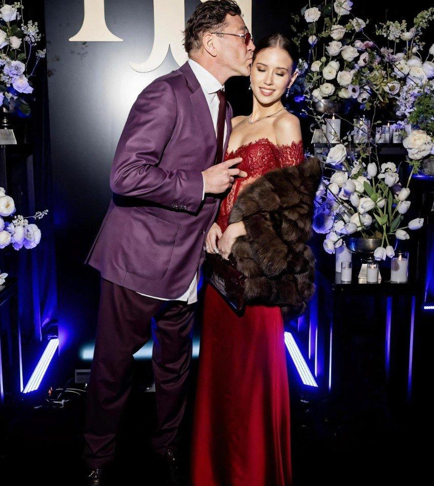 "Пересела на другую шею"? 😁 Красивая сказка о большой любви с огромной разницей в возрасте закончилась разрывом: Аврора Киба инициировала расставание с Григорием Лепсом.