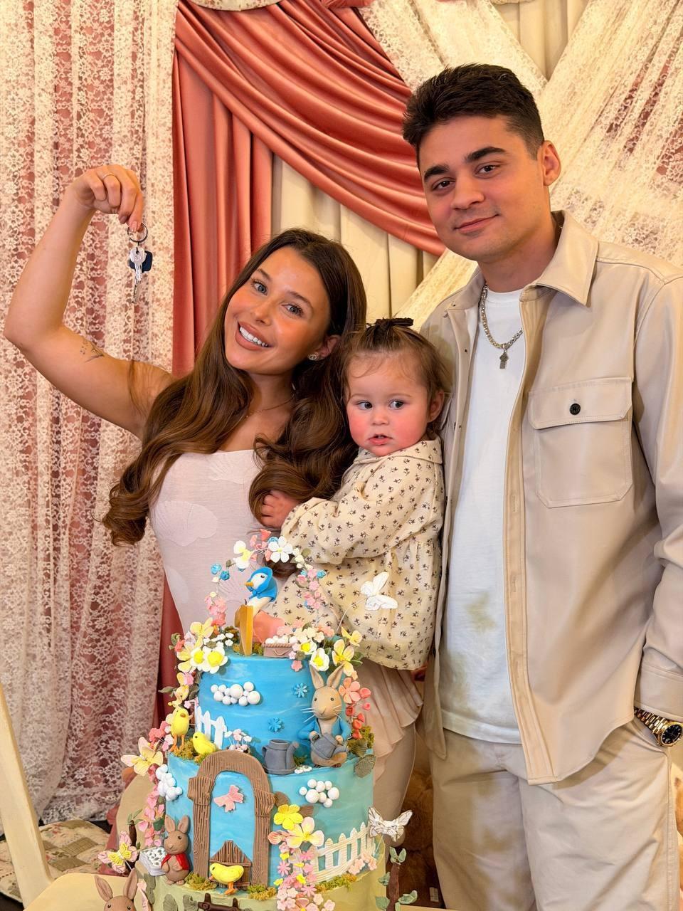 Блогеры Эмиль и Аля Еникеева подарили своей дочери квартиру в Москве😐