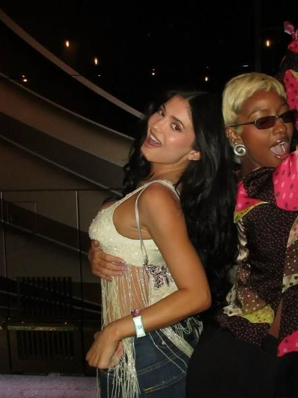 В Сети переживают за грудь Кайли Дженнер 😅