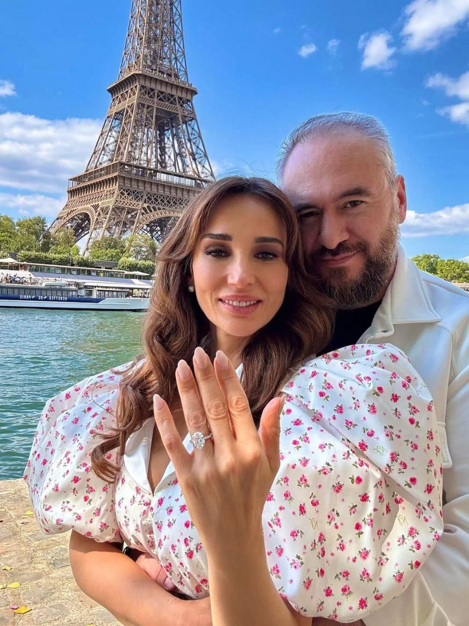 Ещё одна свадьба на подходе: у Эйфелевой башни Анфиса Чехова сказала "да" своему бойфренду Александру Златопольскому и похвасталась в соцсетях увесистым колцом&#128525;