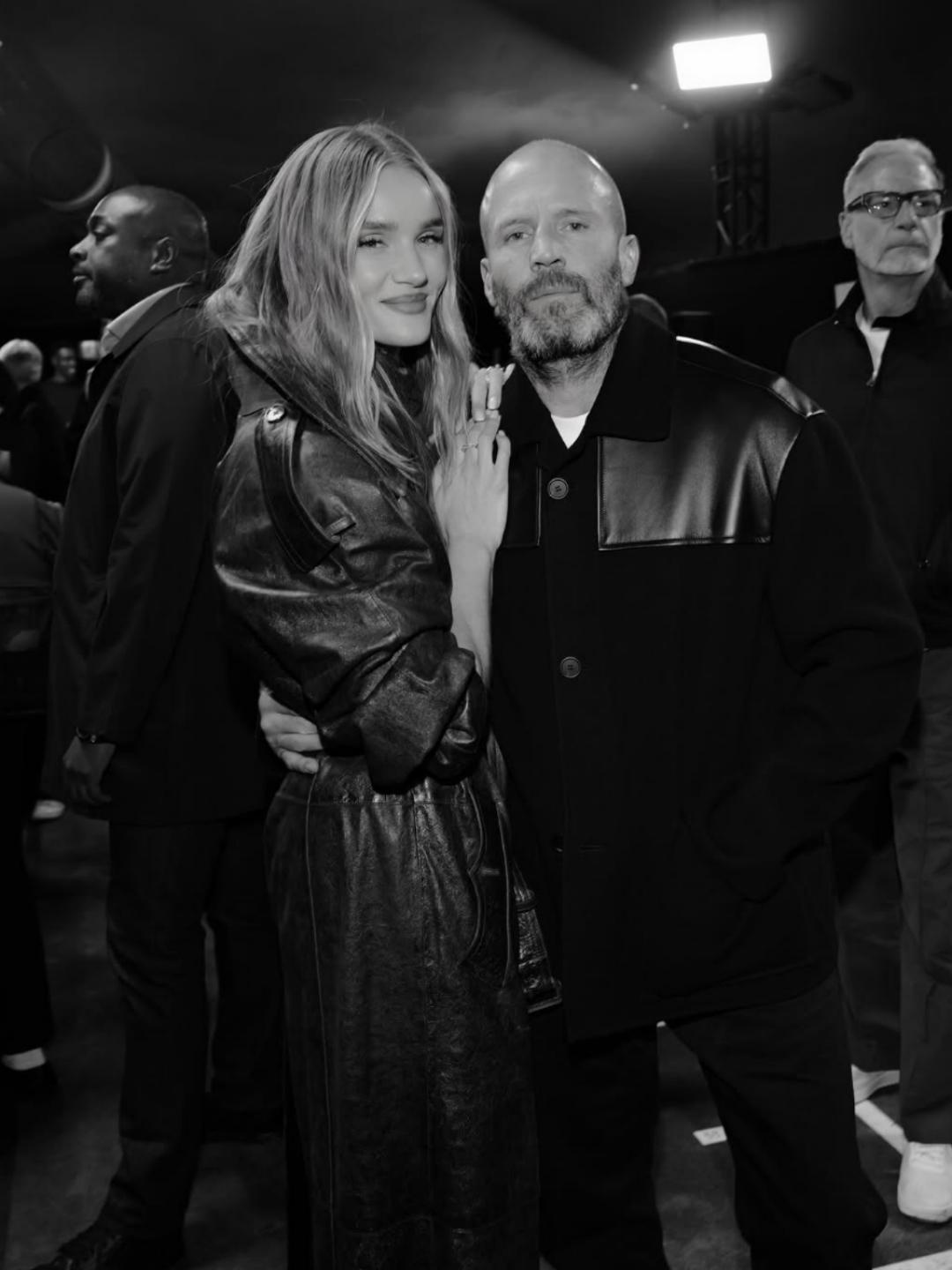 НУ ЛУЧШИЕ! &#128525; Джейсон Стэтхэм и Роузи Хантингтон-Уайтли - любимая парочка - появились на показе Burberry в Лондоне.