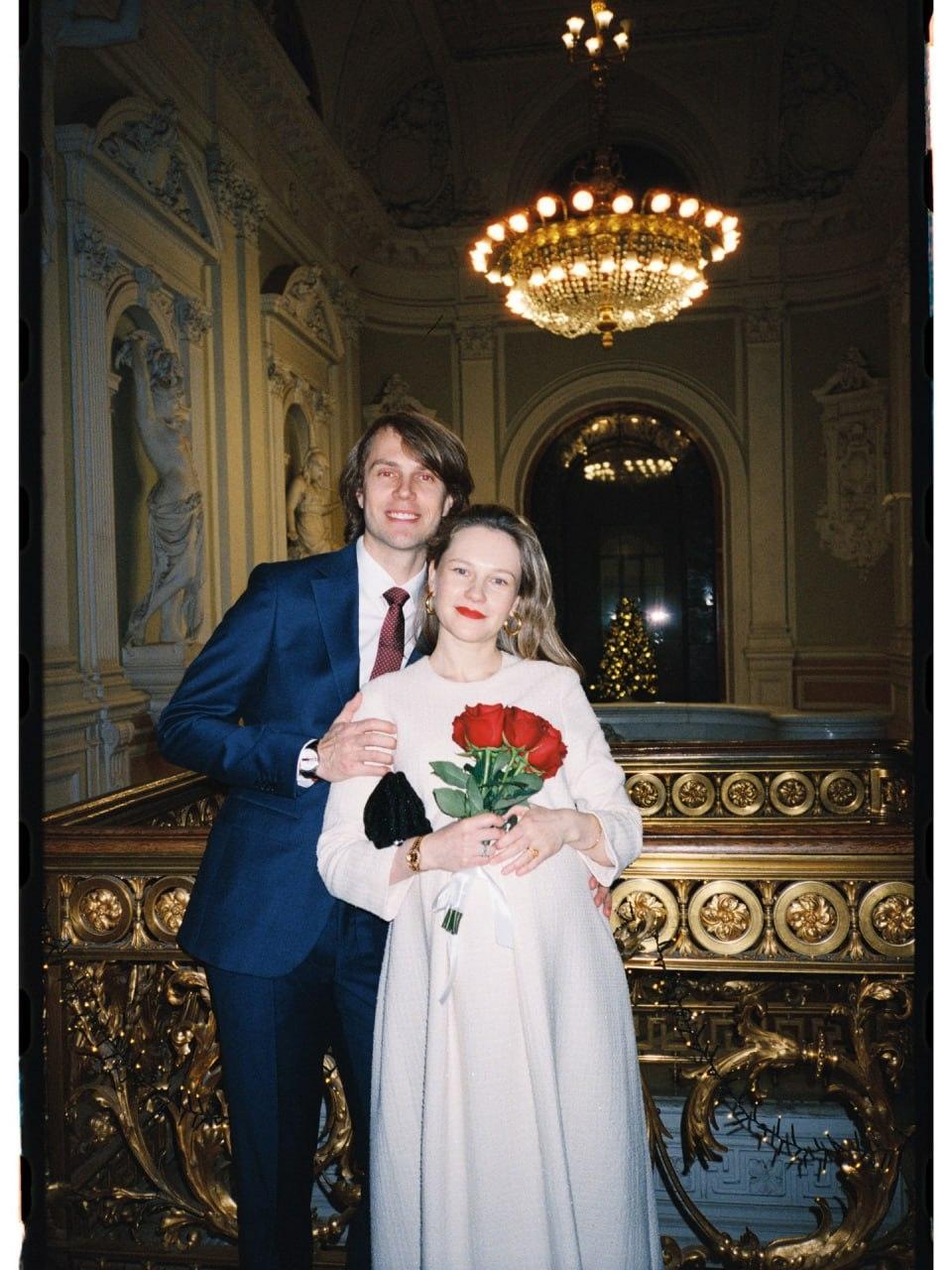 Художница Маша Янковская опубликовала новые фото со своей свадьбы с возлюбленным Даниилом Замковым, от которого она сейчас ждёт ребёнка