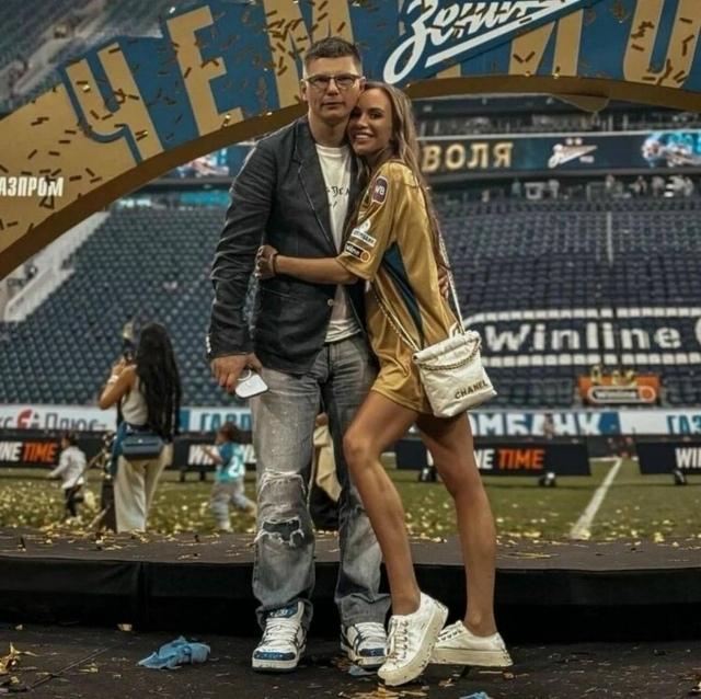 Андрей Аршавин снова в центре внимания из-за семейных финансов: его нынешняя избранница Анна Петрушина официально подала на алименты для их общей дочери Евы