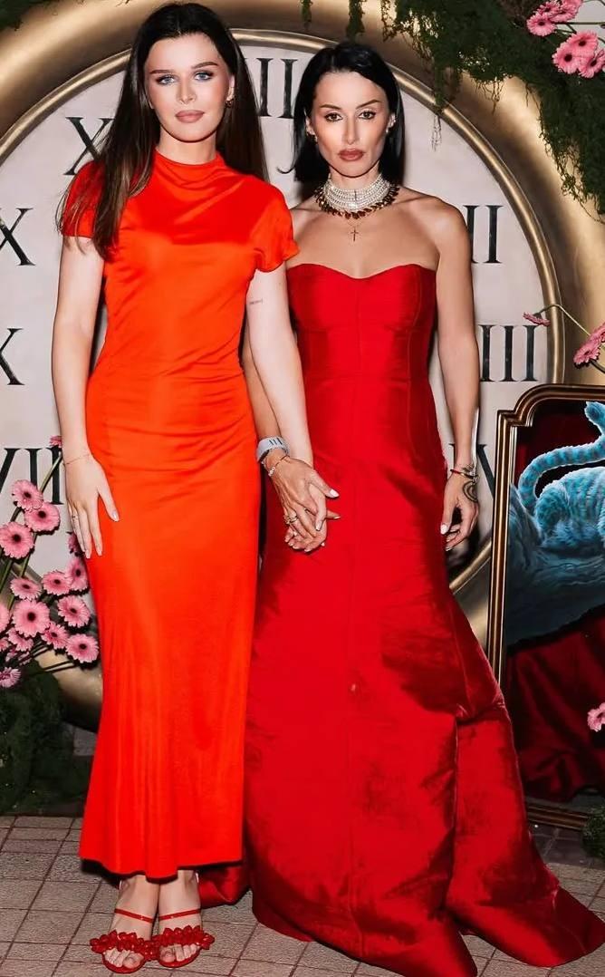 50-летняя Тина Канделаки вышла в свет с 25-летней дочкой Меланией.