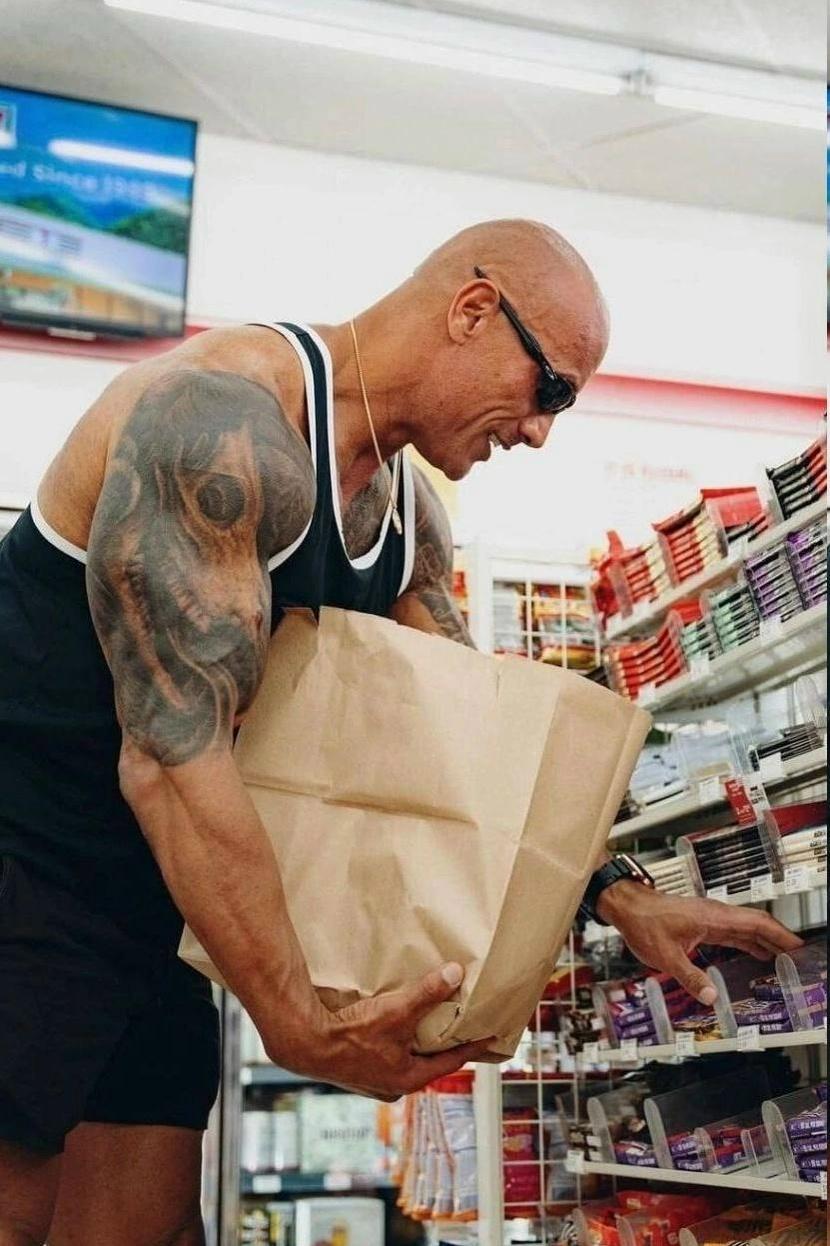 Дуэйн Джонсон вернулся в магазин, в котором в детстве воровал батончики Сникерс перед тренировками, когда не было денег на их покупку