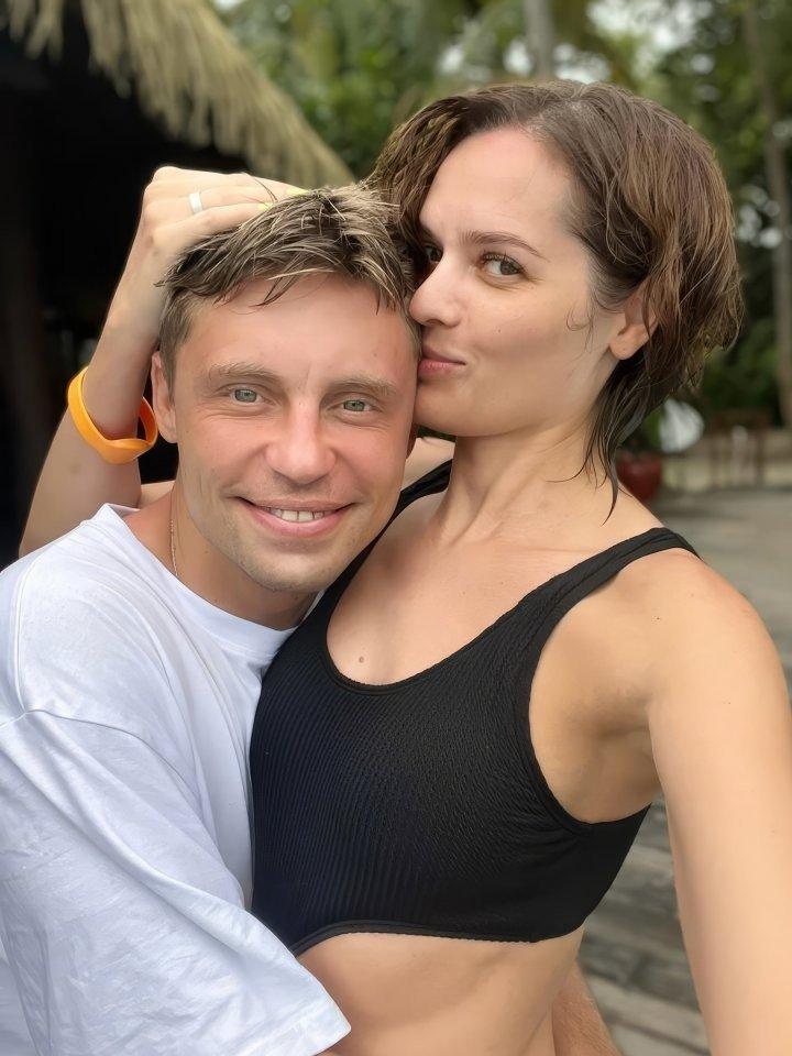 Светское мероприятие обернулось скандалом из-за бесцеремонного вопроса журналистки в адрес Александра Головина. Представительница СМИ решила поднять тему его внебрачной дочери, что явно не входило в планы звездной пары.