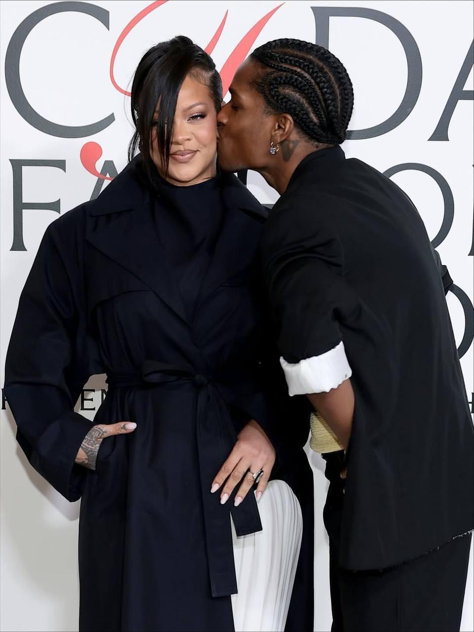 СТИЛЬНАЯ МАМУЛЯ &#128133; Рианна впервые вышла в свет после рождения третьего ребенка &#128521;