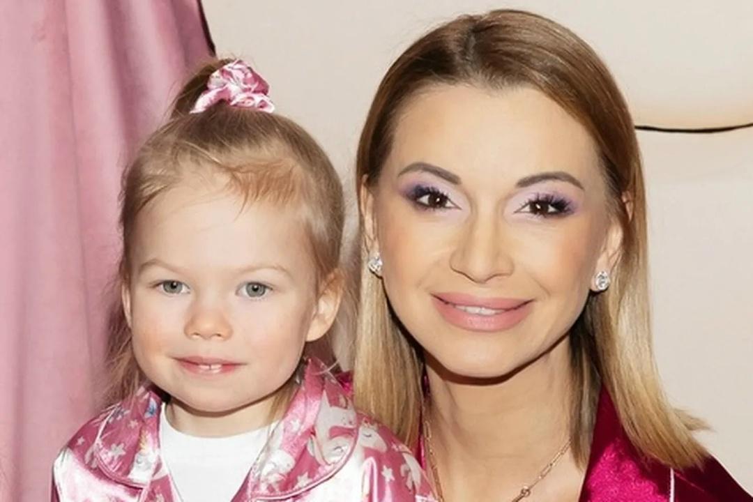 «Риск преждевременной сексуализации»: Ольга Орлова заявила, что ребенка нельзя целовать в губы