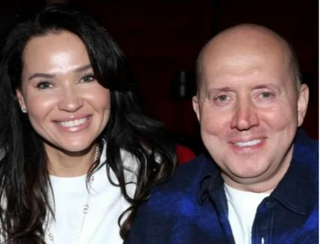 Сергей Бурунов не только озвучивает Леонардо Ди Каприо, но и, кажется, повторяет его судьбу: вечный холостяк, страсть к молодым избранницам и личная жизнь под грифом «секретно»