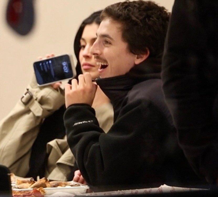 Тимоти Шаламе и Кайли Дженнер заметили на свидании в пиццерии