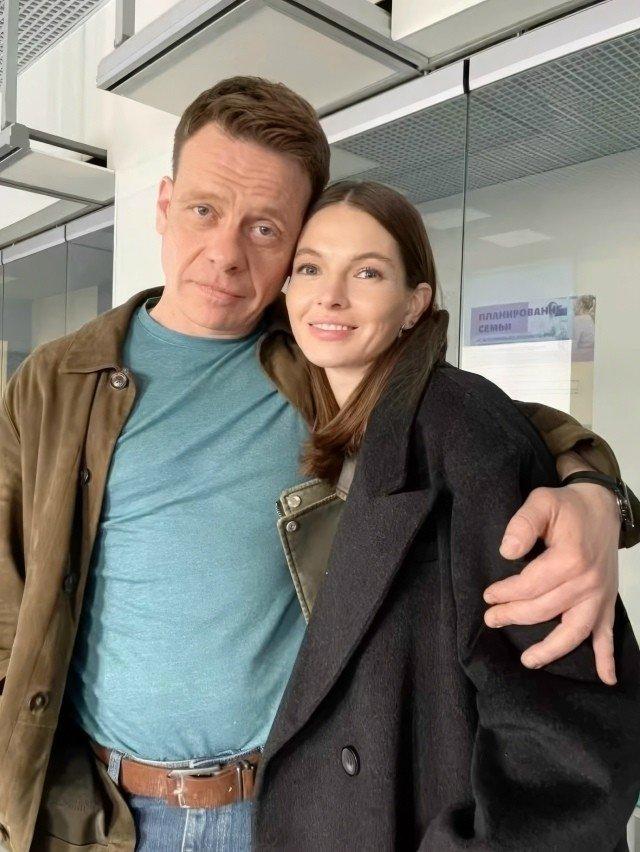 Многие гадают, как 50-летний Майков и энергичная Бардо стали неразлучны. Ответ кроется в уникальном сочетании их темпераментов. Наталья обладает той самой «пацанской» энергетикой, которая так понятна Павлу.