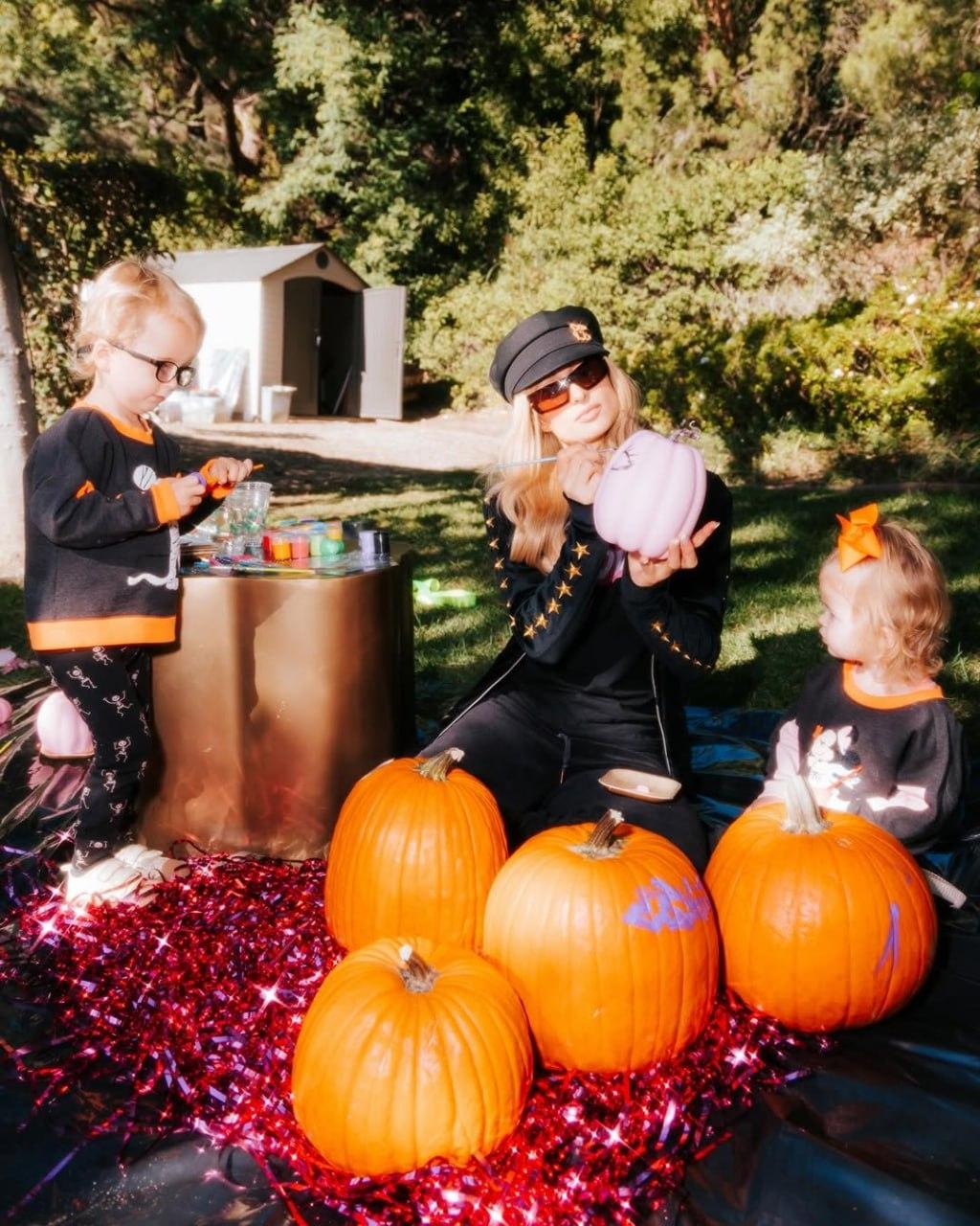Пэрис Хилтон с мужем и детьми на плановой фотосессии в преддверии Хэллоуина&#128513;&#127875;
