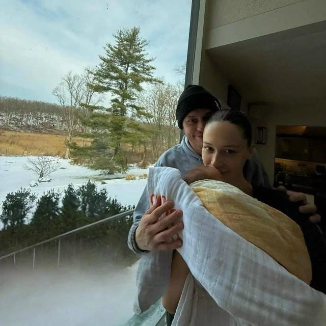 Подгузники вместо подиума: откровенное признание Элси Хьюитт ✨