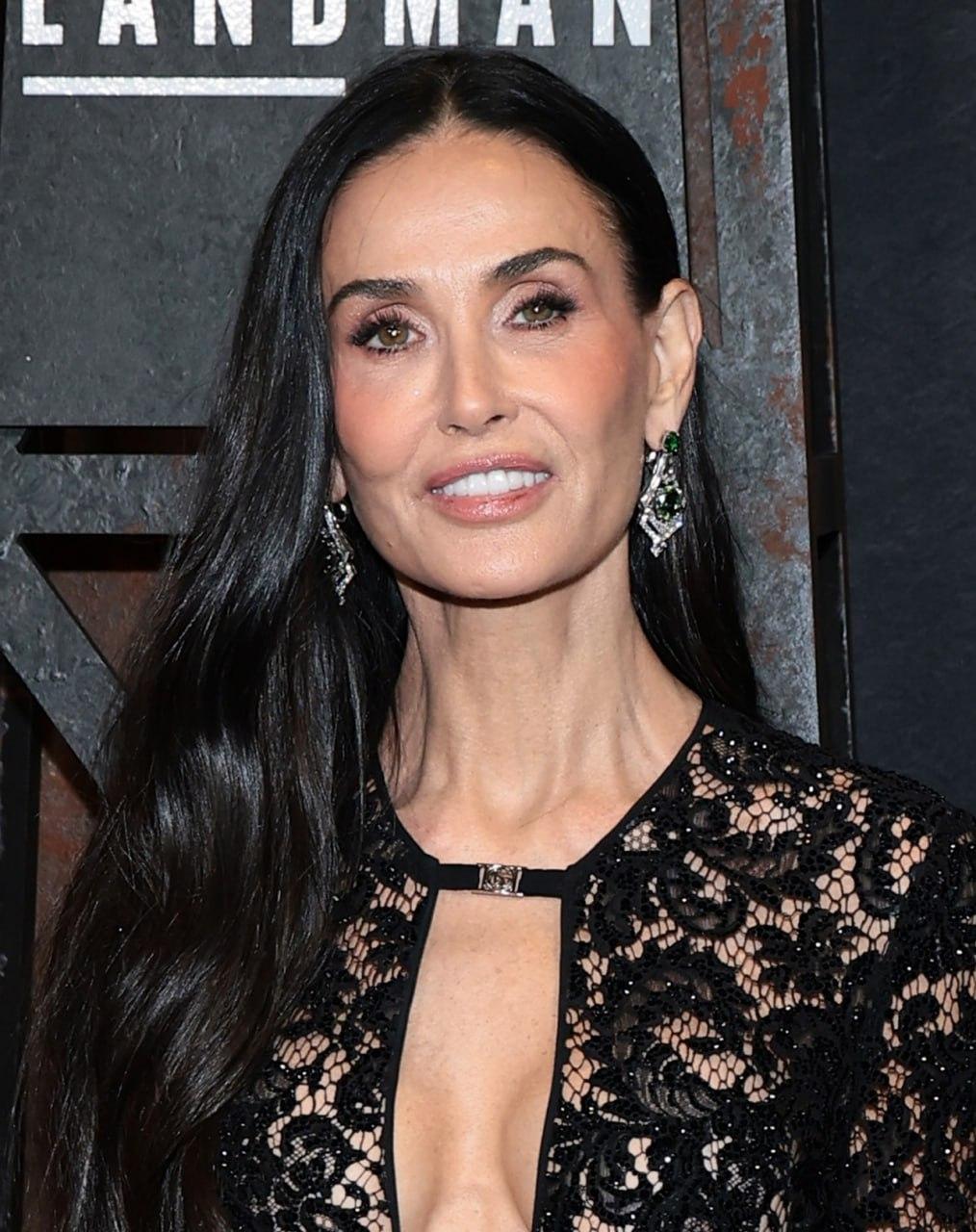 Деми Мур вышла в свет в "голом" платье