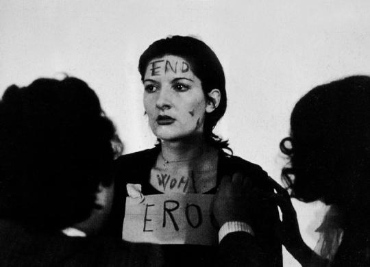 Шесть часов кошмара: Марина Абрамович и эксперимент, который показал худшее в человеке.