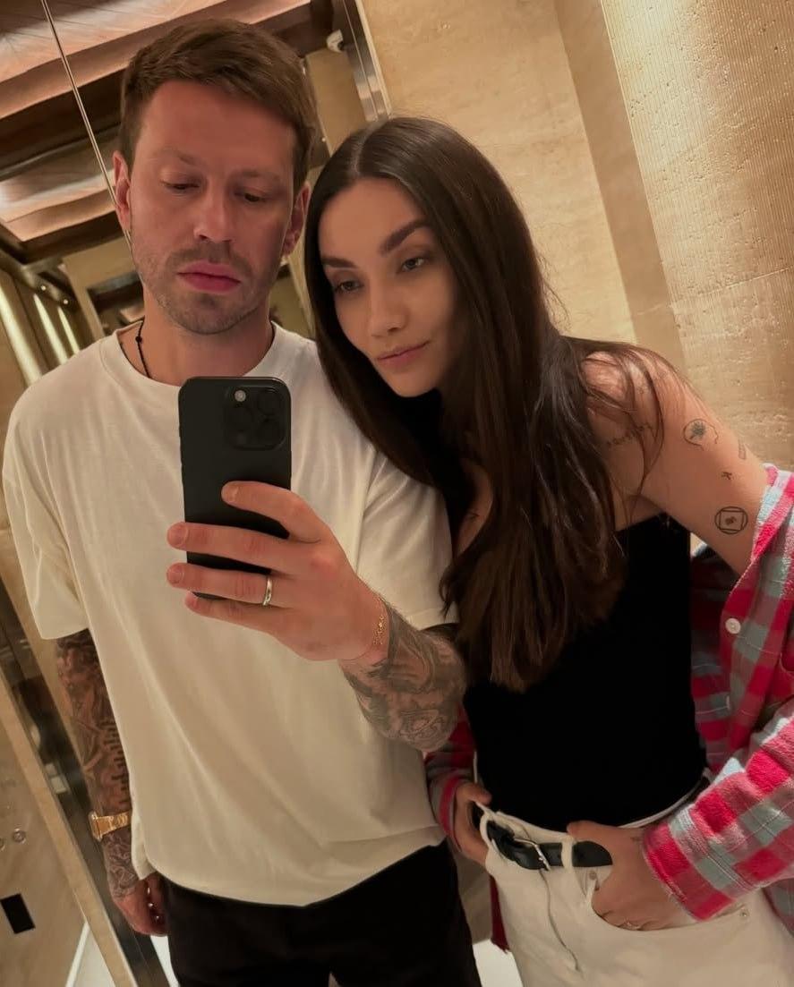 Карина Истомина поздравила с 36-летием своего любимого мужа Фёдора Смолова, опубликовав семейные фото с ним😏