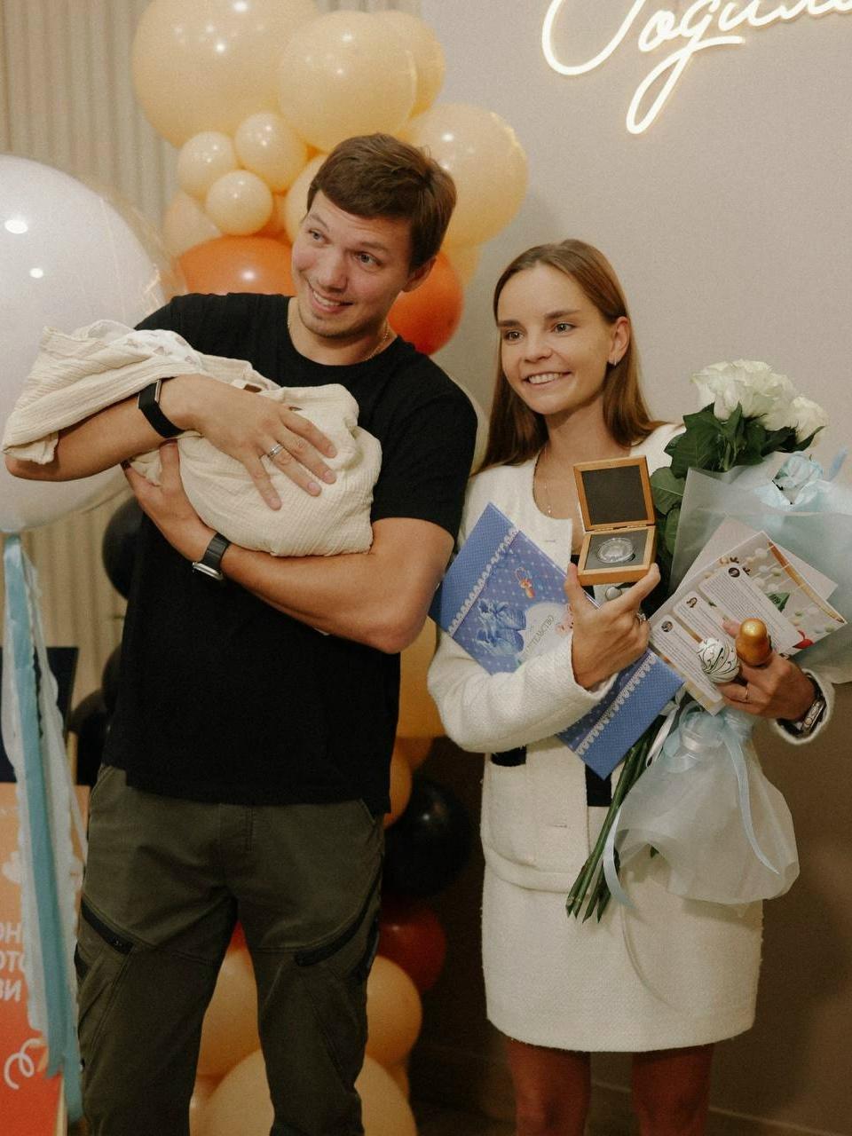 Дина Аверина и Дмитрий Соловьев поделились кадрами с выписки.