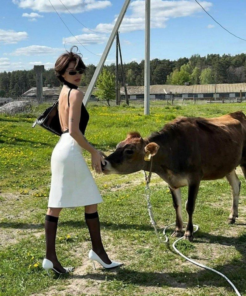 Популярная телеведущая и актриса Настя Ивлеева окончательно сменила столичный глянец на деревенский уют. В своих соцсетях она всё чаще делится кадрами новой жизни в сельской местности, где её главными спутниками стали тишина, покой и домашнее хозяйство.