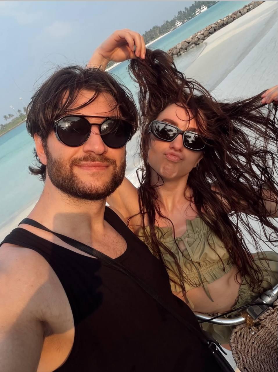 У кого доброе утро, так это у Давы и Мари Краймбрери. Молодые родители показали фото с отдыха на Мальдивах.😏