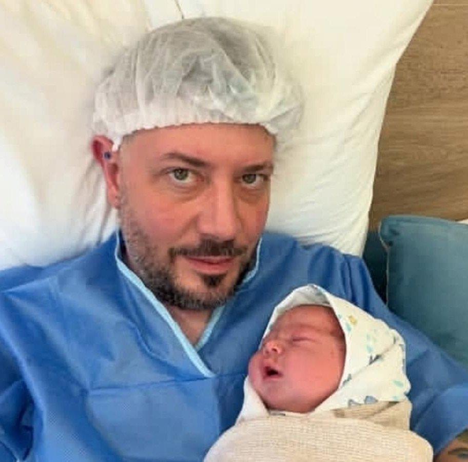 «Отец-одиночка в кубе»: почему Артемий Лебедев больше не верит в браки, но хочет 15 детей.😐