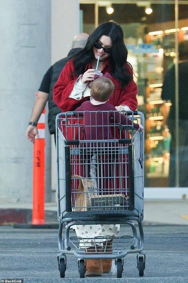 За милоту в ленте сегодня отвечает 9-месячная крошка Сага Блейд, сначала засветившаяся в компании мамы Меган Фокс во время утреннего похода за продуктами, а затем отужинавшая с ней и с папой Machine Gun Kelly в одном из ресторанов Калабасаса