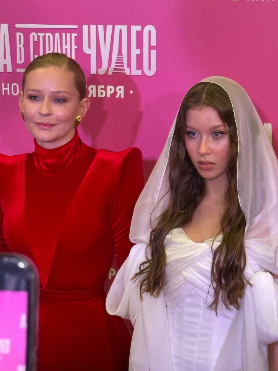 Анка Пересильд вместе со своей звёздной мамой Юлией появилась на премьере фильма "Алиса в стране чудес", в котором сыграла главную роль