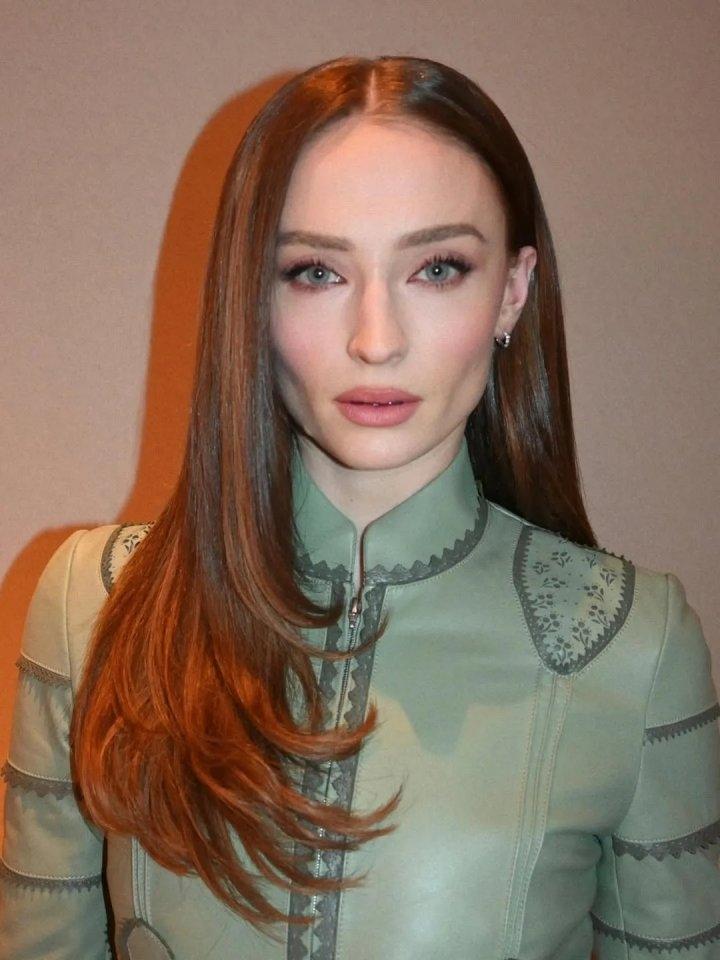 30-летняя Софи Тёрнер оказалась в центре горячих споров после появления на фестивале в Лондоне