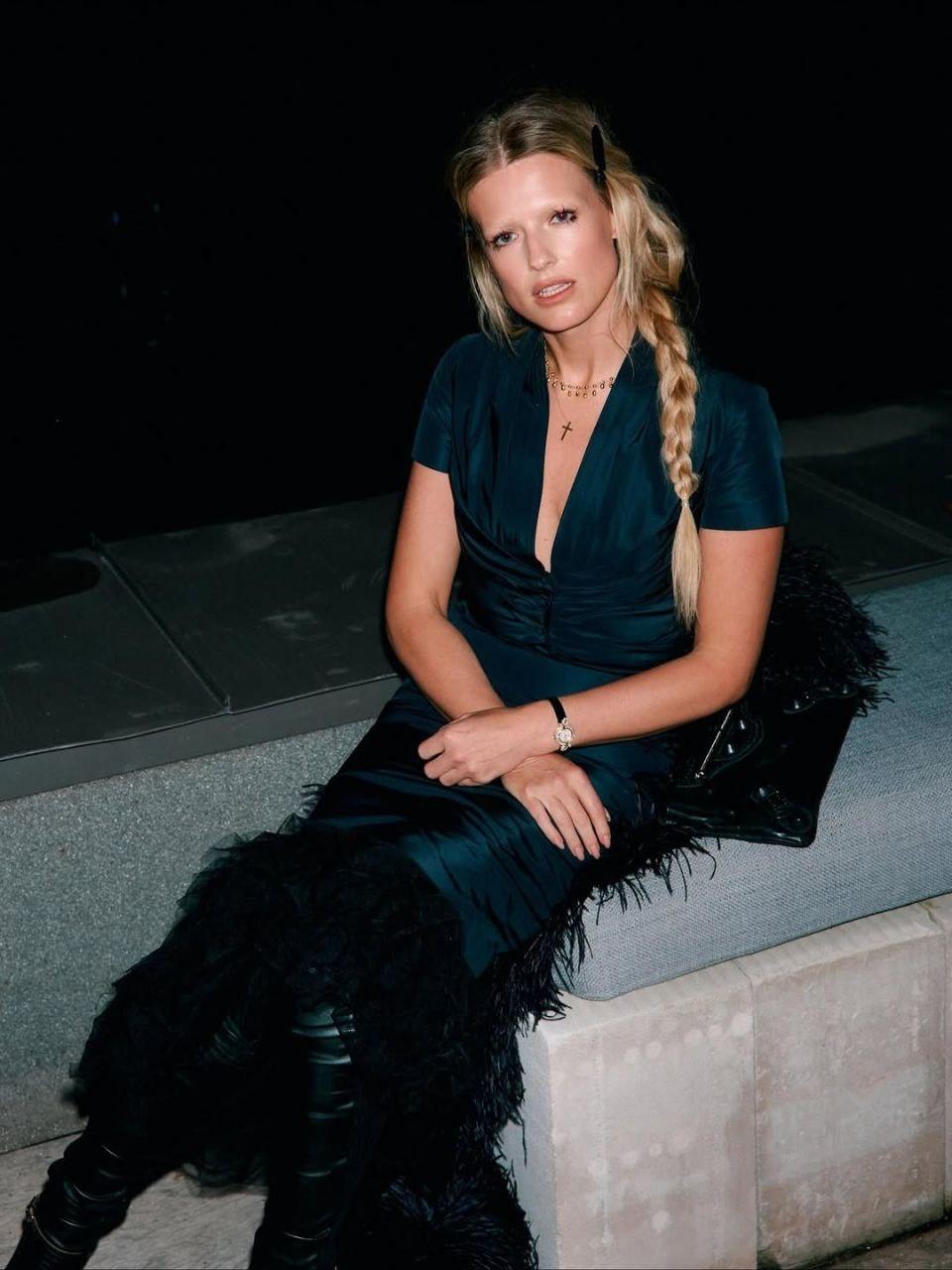 В Сети обсуждают новый бьюти-образ Софьи Эрнст. Во время последнего выхода в свет супруга гендиректора Первого канала обошлась без бровей, что крайне возмутило хейтеров.