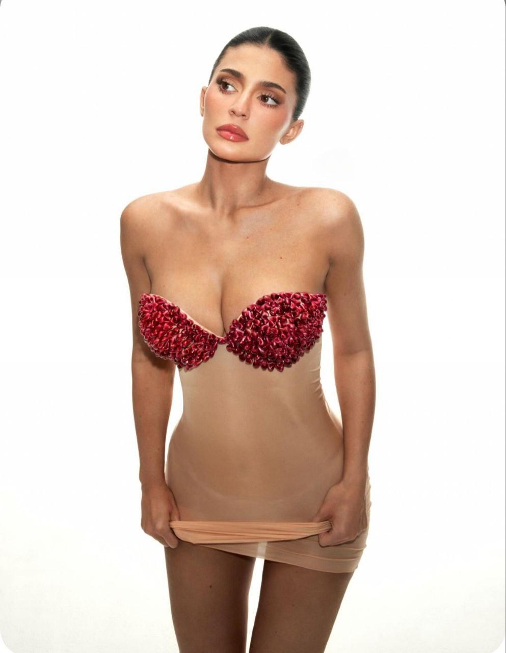 Теперь со вкусом граната: Кайли Дженнер снялась в рекламе косметики своего бренда, но на косметику, конечно, никто внимания не обратил 🔥