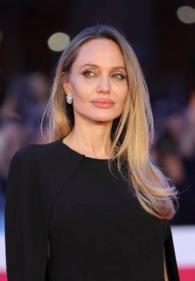 Анджелина Джоли впервые за 10 лет откровенно рассказала о личной жизни 🙏