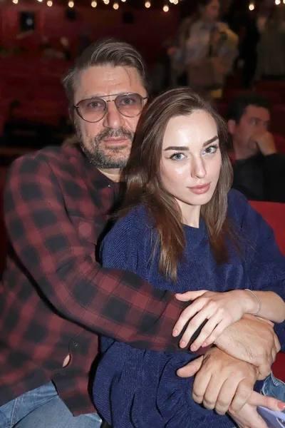 ЭТО КОНЕЦ! 💔 Звезда сериала «Счастливы вместе» Виктор Логинов всё-таки развёлся с четвёртой женой Марией Гуськовой после обвинений в изменах и насилии. Оказалось, что брак был расторгнул в середине мая.