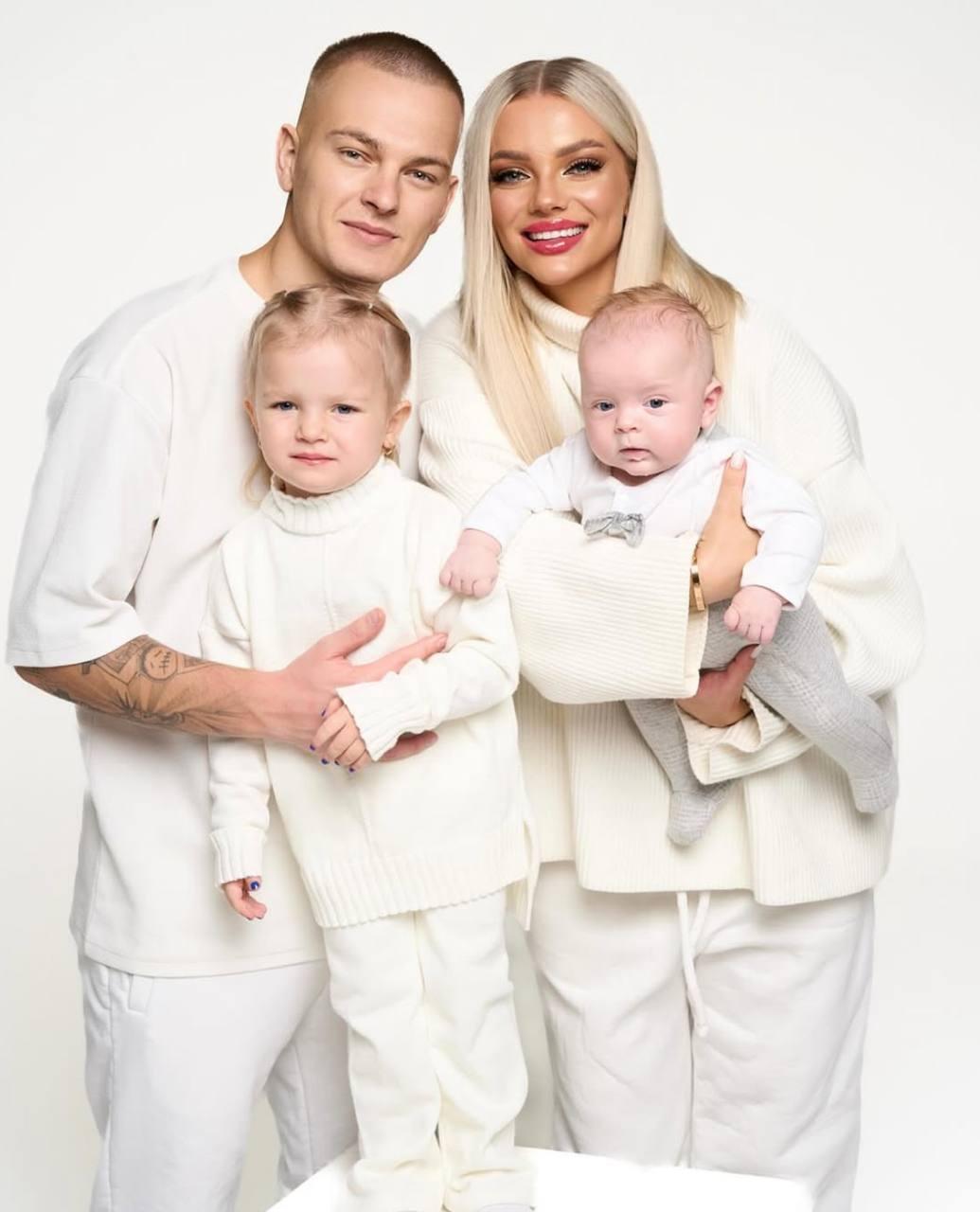 "МЫ ВСЕ" 😖 Резидентка Comedy Club и участница реалити-шоу Екатерина Шкуро объявила о расставании с мужем после 5 лет отношений. По словам артистки, они не живут вместе с начала года.