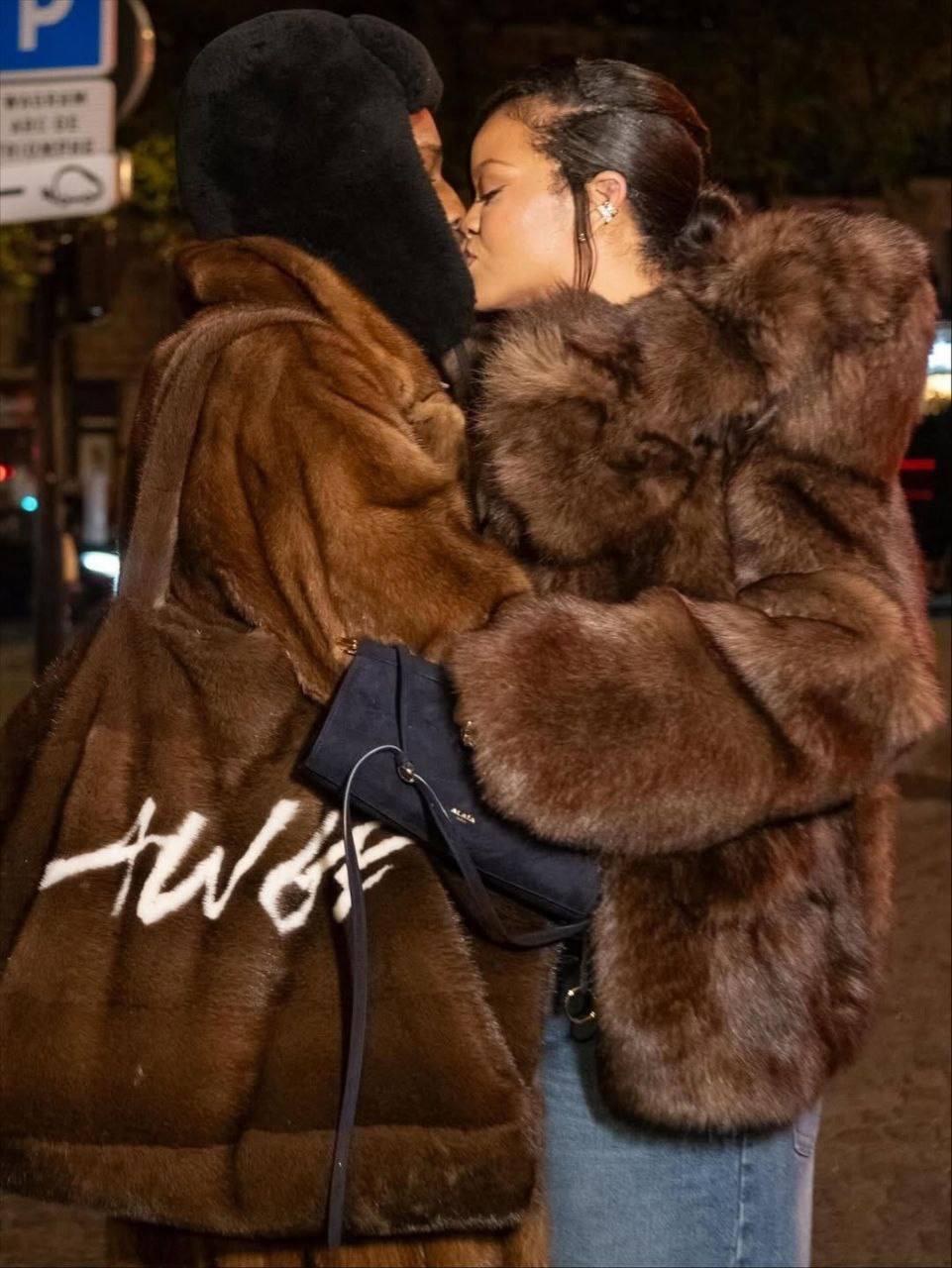 Рианна и A$AP Rocky гуляют по Парижу в парных шубах