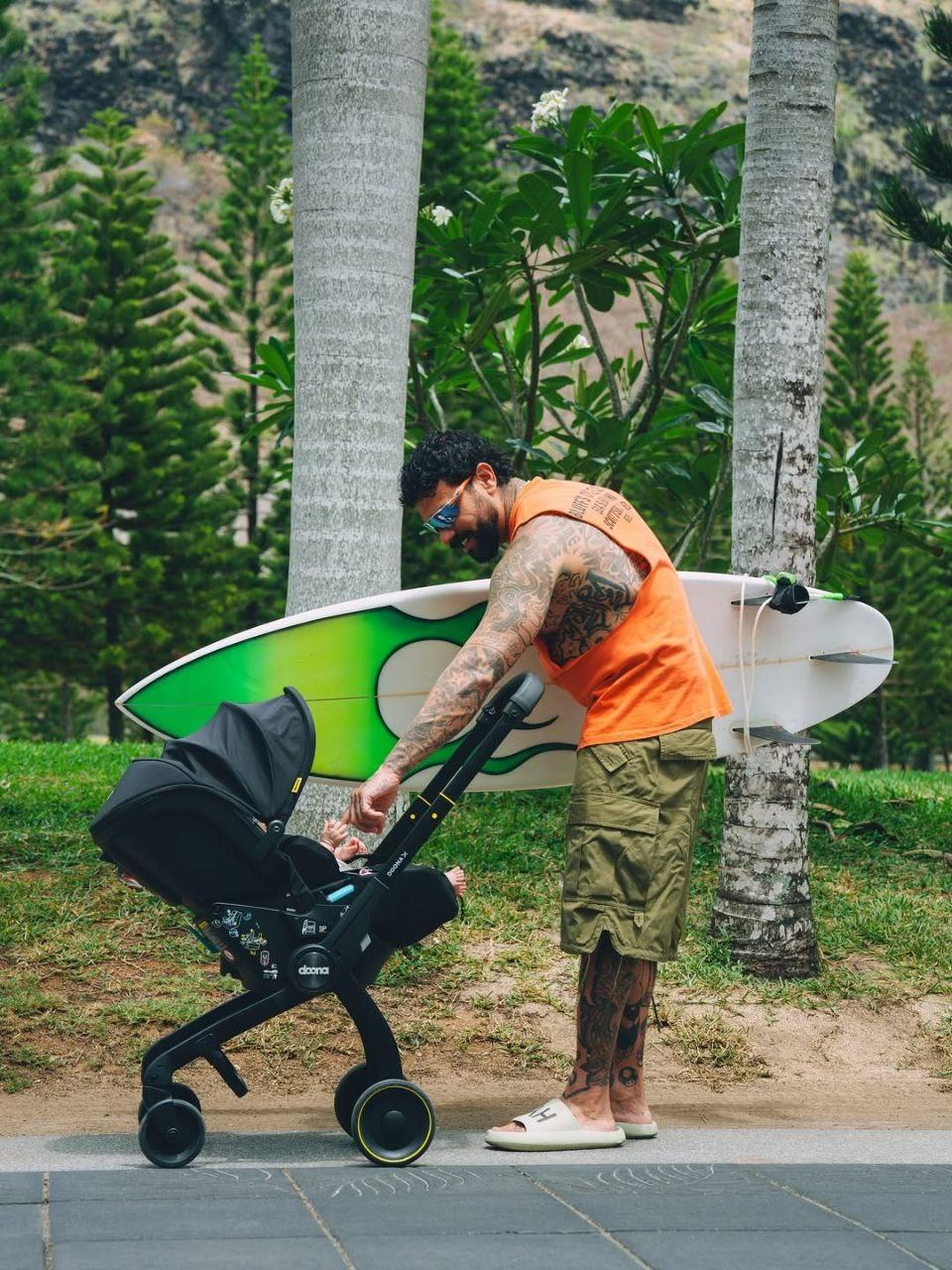 Отец года Тимати на прогулки с дочкой берет доску для серфа