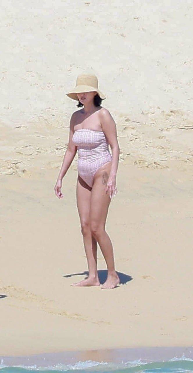 «Неидеальная, зато настоящая»: фигуру Селены Гомес обсуждают в Сети.