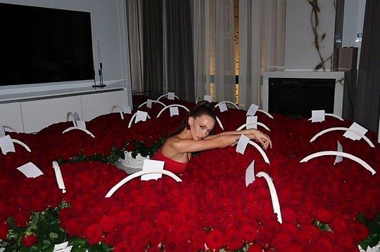 Таинственный поклонник завалил цветами Валю Карнавал, попавшую под хейт