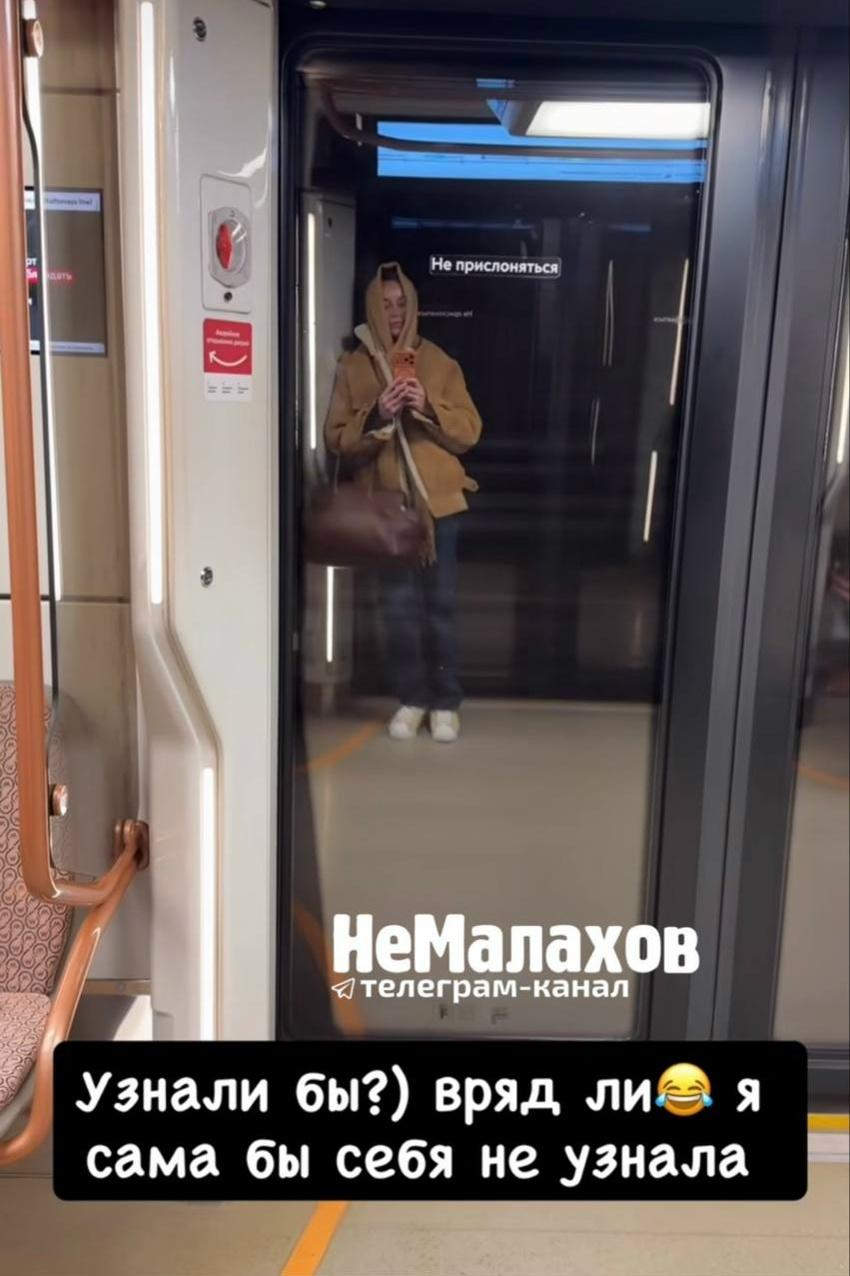 Полина Гагарина спустилась в метро