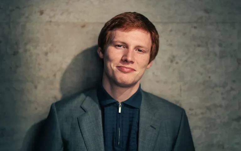 По данным издания Redanian Intelligence, в первом сезоне сериала «Гарри Поттер» на канале HBO появится актёр Луис Шелтон, который сыграет повзрослевшего Рона