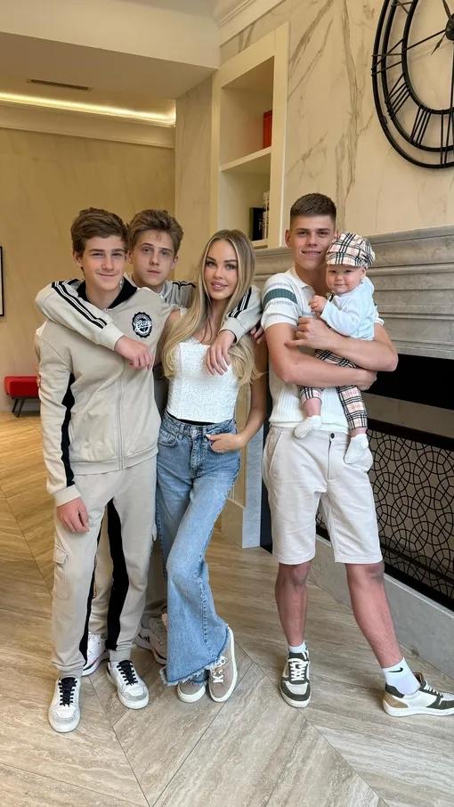 Мария Погребняк призналась, что не дает деньги сыновьям не карманные расходы - они зарабатывают сами, кто как может.