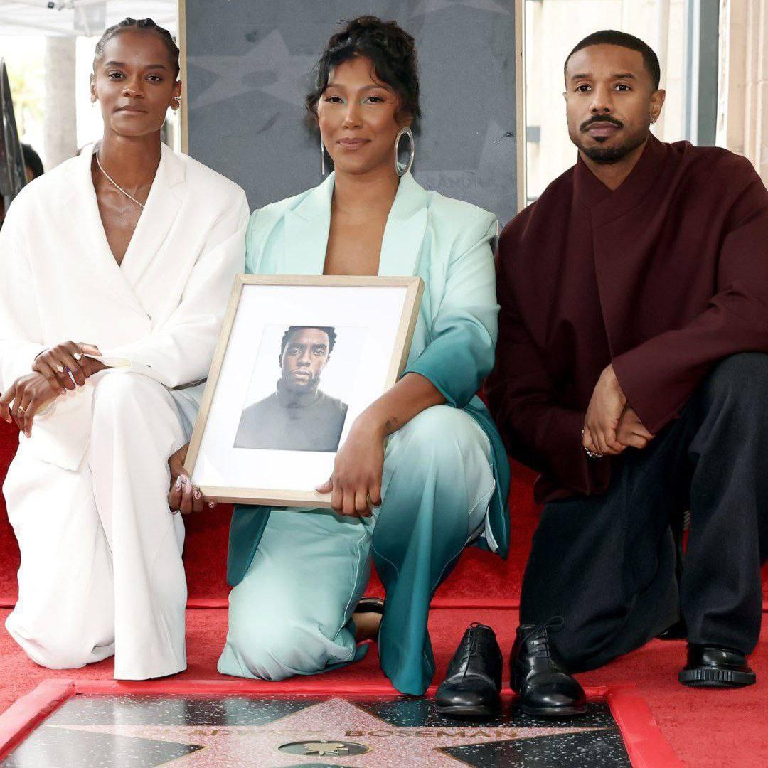 ЗАСЛУЖИЛ &#128531; Чедвик Боузман, ставший одной из главных звёзд новой волны Marvel благодаря роли Т’Чаллы в фильме «Чёрная пантера», был посмертно удостоен звезды на Аллее славы Голливуда &#128591;