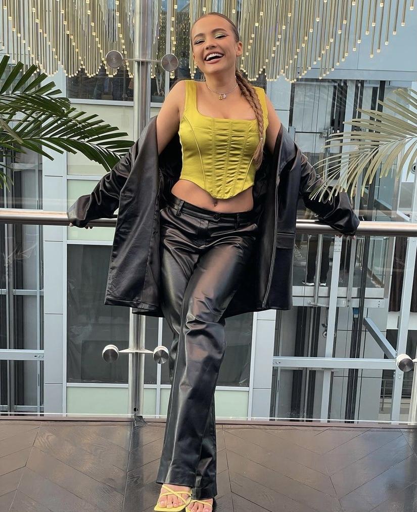 Скандальный бэкграунд и высокий ценник: Валя Карнавал официально запустила продажи своей нашумевшей линейки корсетов.