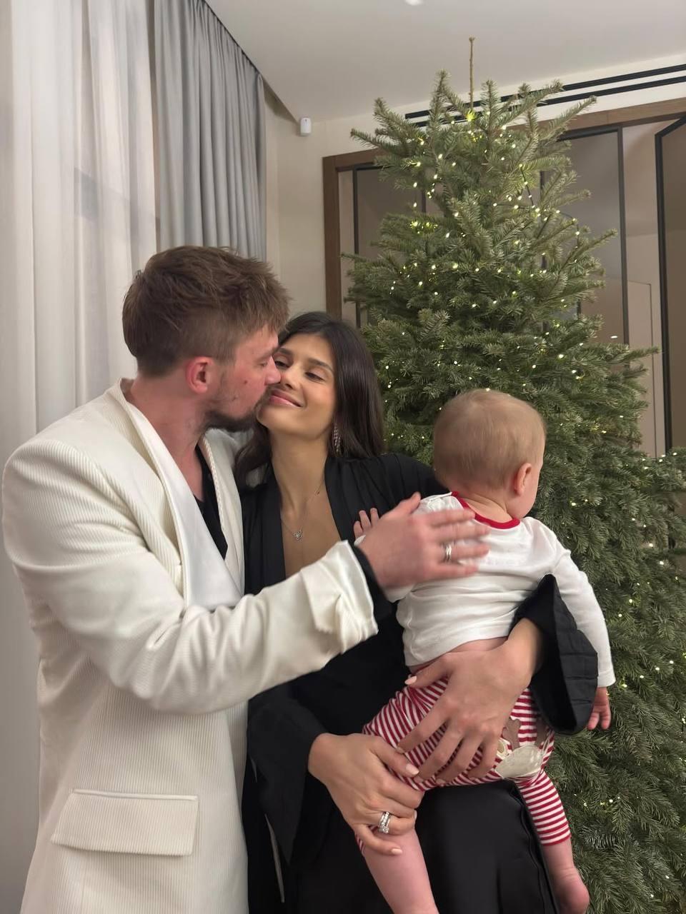 Зимняя иддилия от Саши Петрова и его супруги 😊