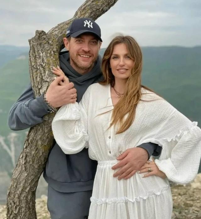 💔 Слухи о разводе Александры Савельевой и Кирилла Сафонова вспыхнули с новой силой. Певица отвела 7-летнего сына Леона в первый класс московской школы, тогда как актер остался в Израиле и на линейке не появился.