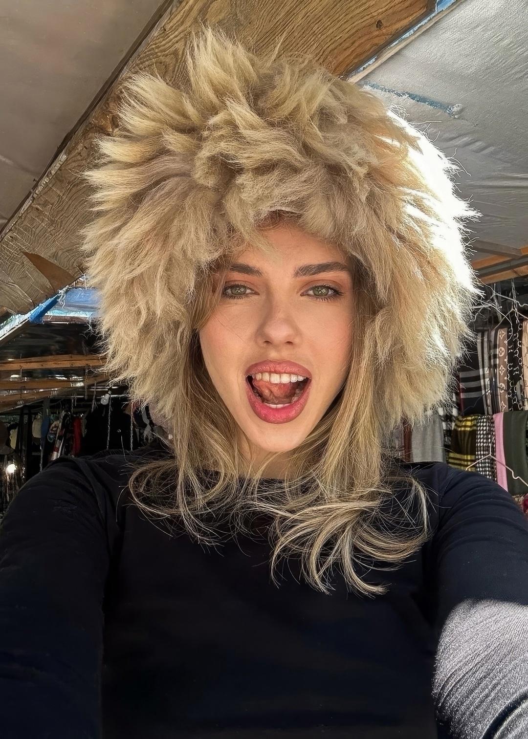 🌍 "Русская Скарлетт Йоханссон" наслаждается жизнью и вниманием!