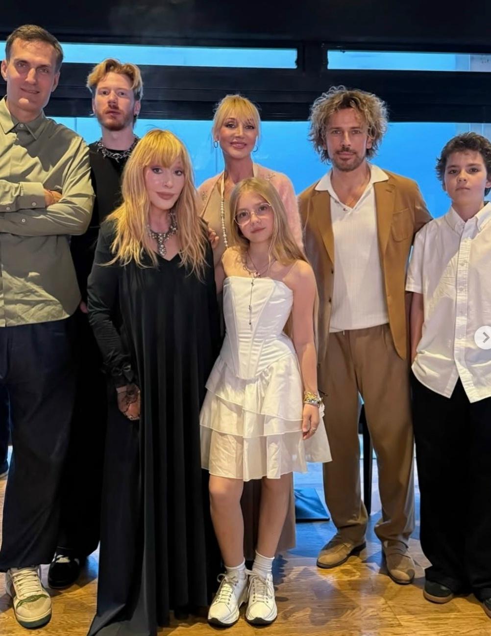 «Все в сборе»: Алла Пугачёва собрала на Кипре всю семью в честь своего 77-летия