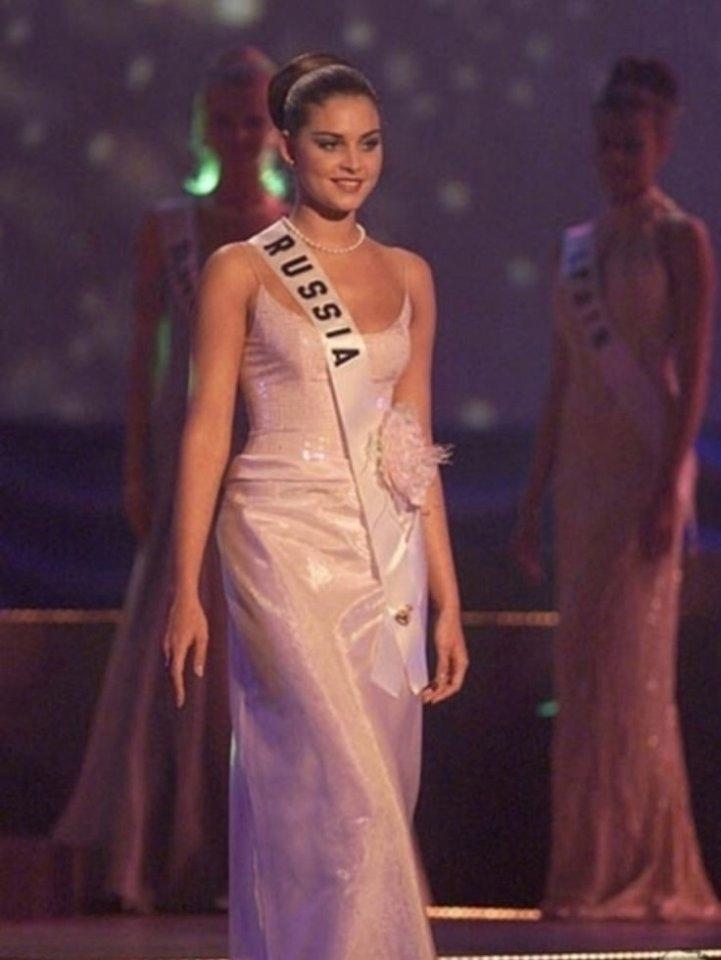НАША КРАСОТКА!  На снимке — 18-летняя российская модель Александра Петрова, блиставшая на конкурсе «Мисс Вселенная» в 1999 году.